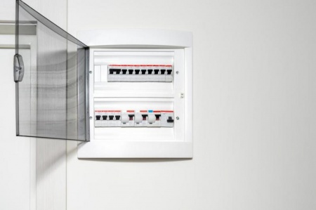 Les comp&eacute;tences vari&eacute;es d'un &eacute;lectricien charg&eacute; de projets