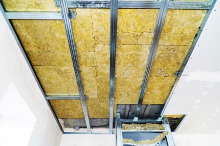 Pose d'un faux-plafond &agrave; Amboise, quelle solution pour cacher gaines et c&acirc;bles &eacute;lectriques ?
